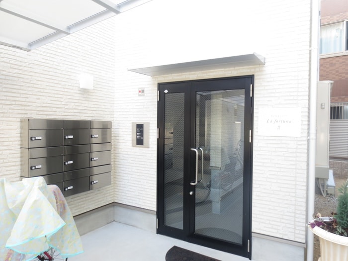 物件外観写真2　(エントランス部分)