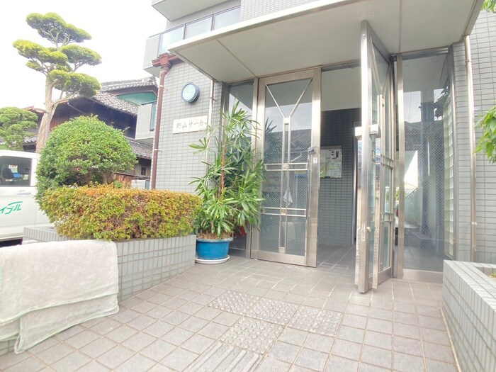 物件外観写真2　(エントランス部分)