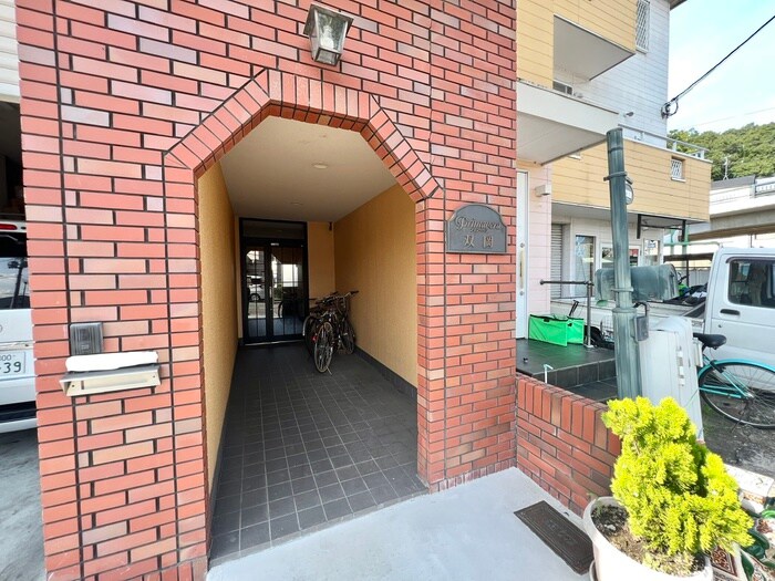 物件外観写真3　(エントランス部分)