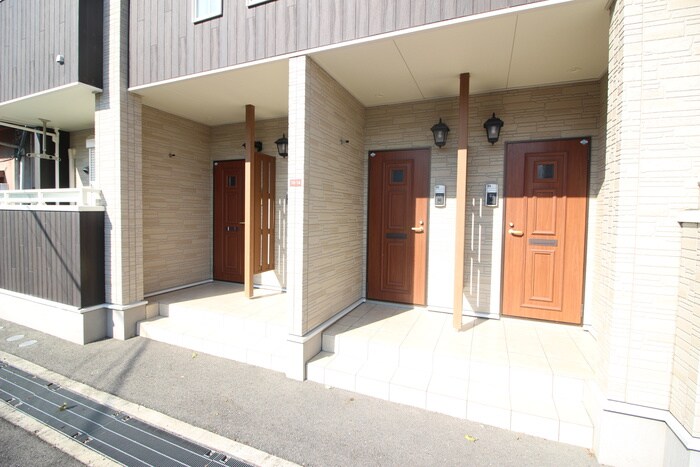 物件外観写真2　(エントランス部分)