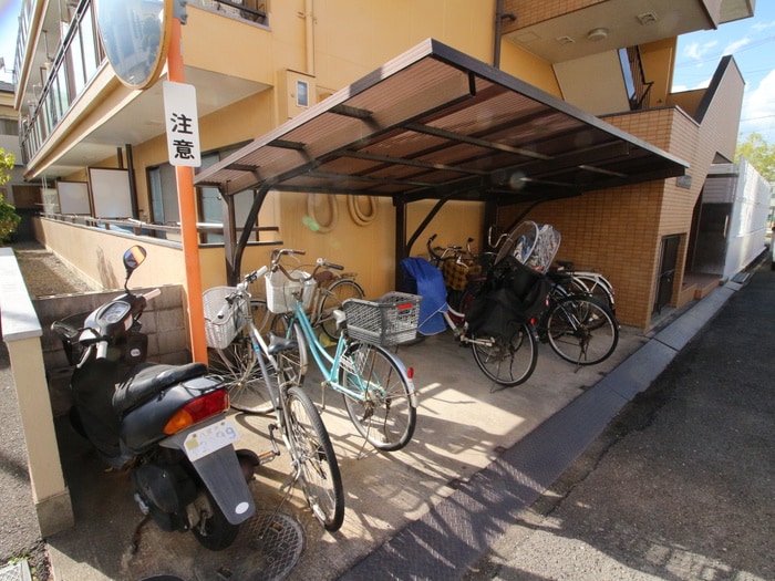 物件外観写真3　(駐輪場)