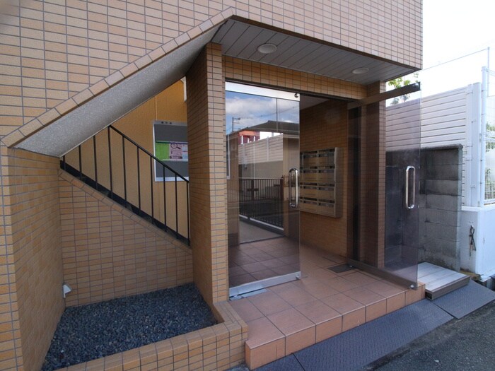 物件外観写真6　(エントランス部分)