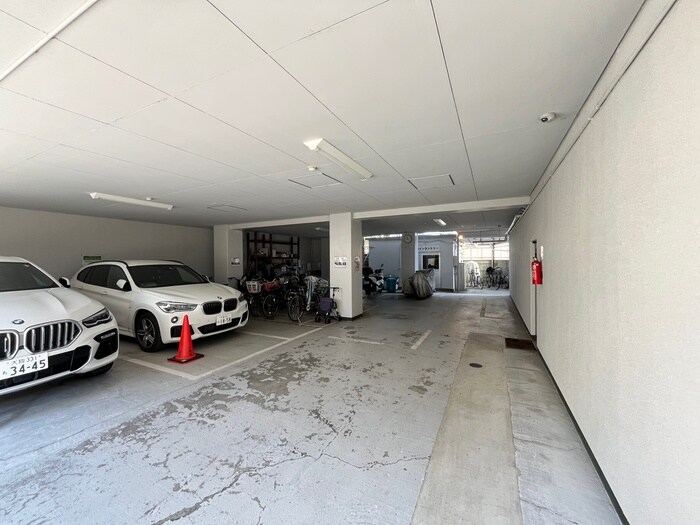 物件外観写真4　(駐車場)