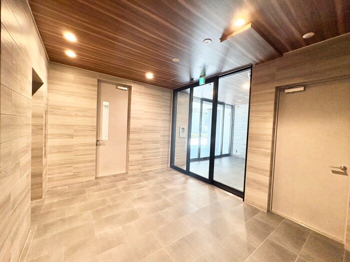 物件外観写真3　(エントランス部分)