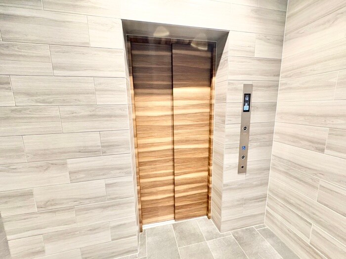 物件外観写真4　(エントランス部分)