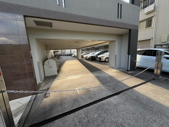 物件外観写真4　(駐車場)