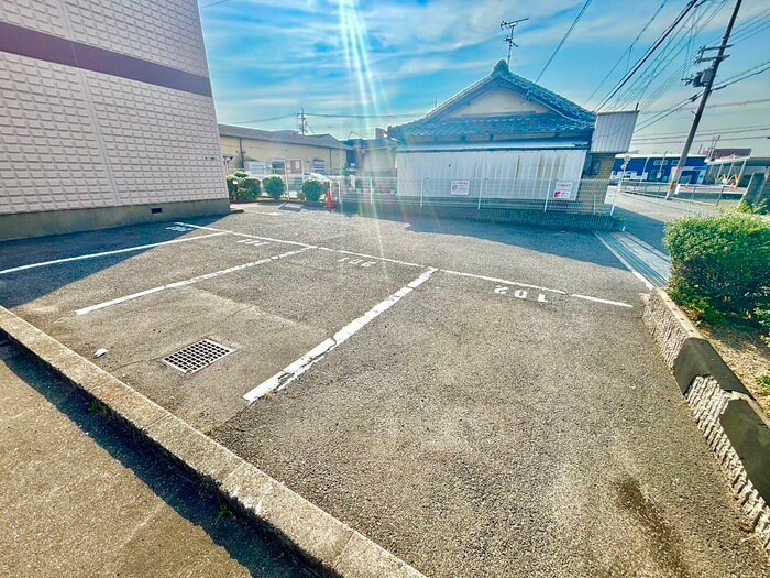 物件外観写真5　(駐車場)
