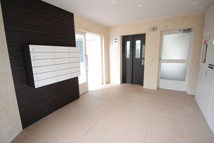 物件外観写真6　(エントランス部分)