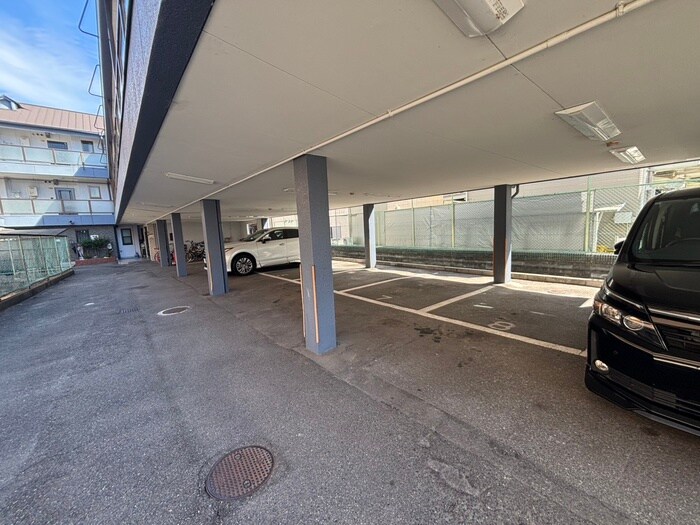 物件外観写真3　(駐車場)