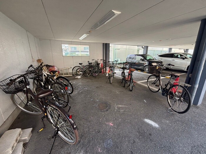 物件外観写真4　(駐輪場)
