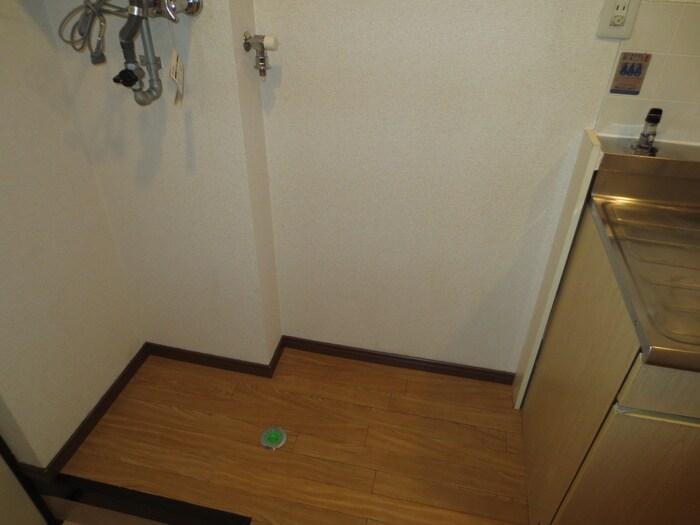 物件内観写真16　(洗濯機置場)