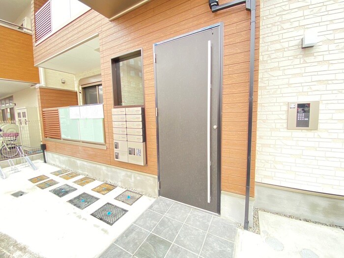 物件外観写真3　(エントランス部分)