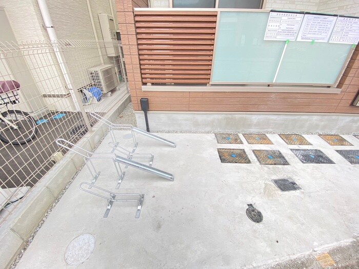 物件外観写真4　(駐輪場)