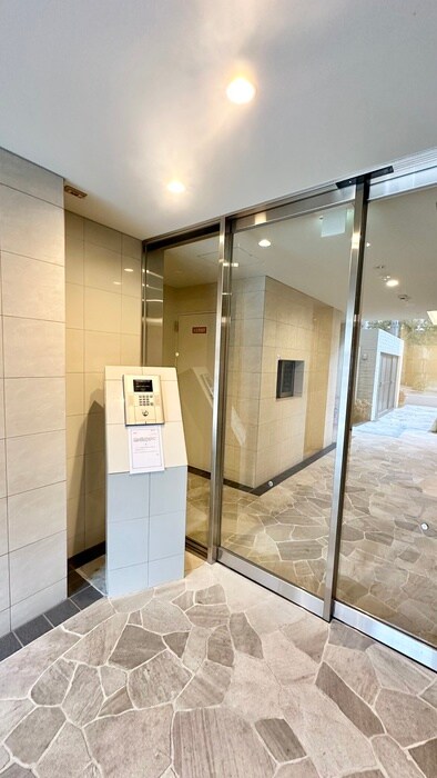 物件外観写真2　(エントランス部分)