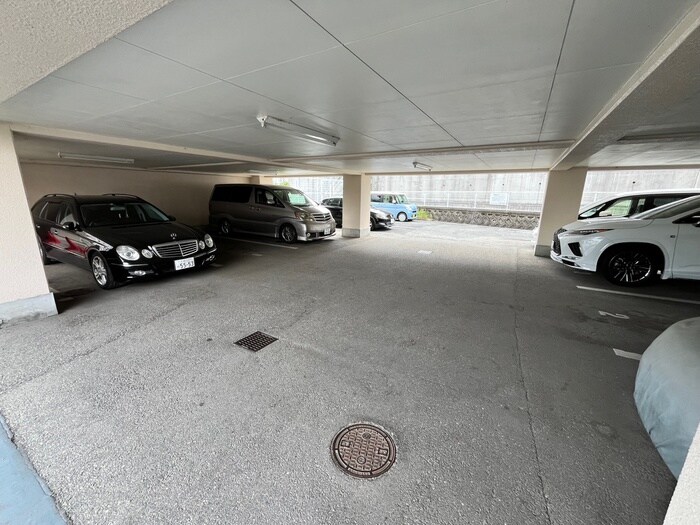 物件外観写真5　(駐車場)