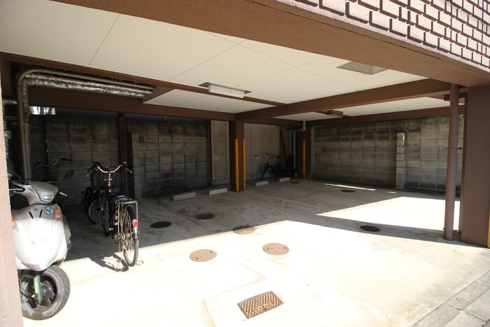 物件外観写真3　(駐車場)