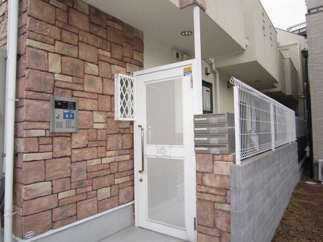 物件外観写真3　(エントランス部分)