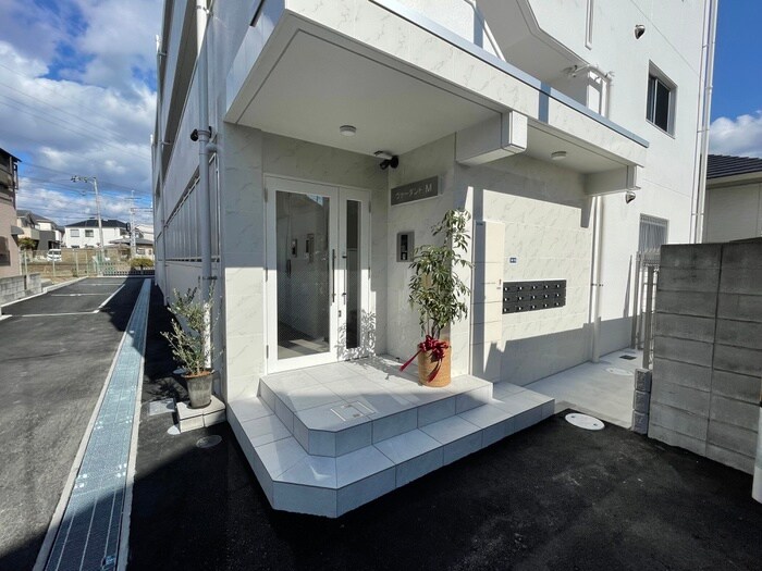 物件外観写真2　(エントランス部分)