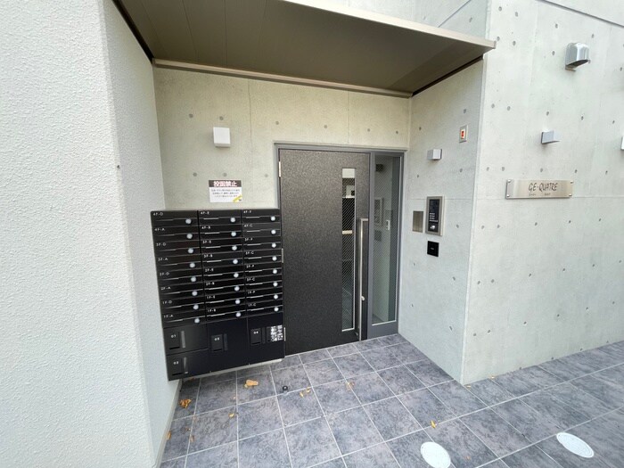 物件外観写真2　(エントランス部分)