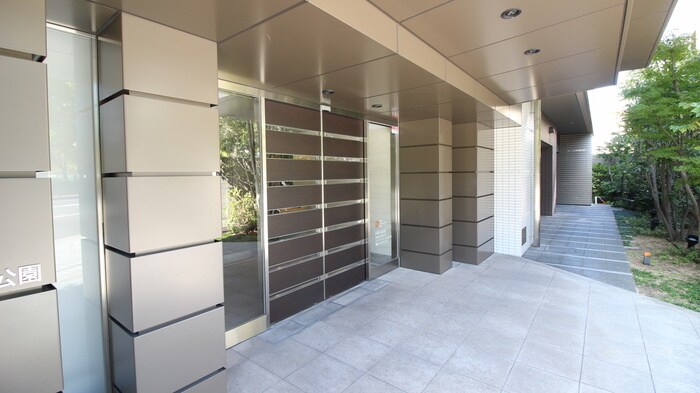 物件外観写真4　(エントランス部分)