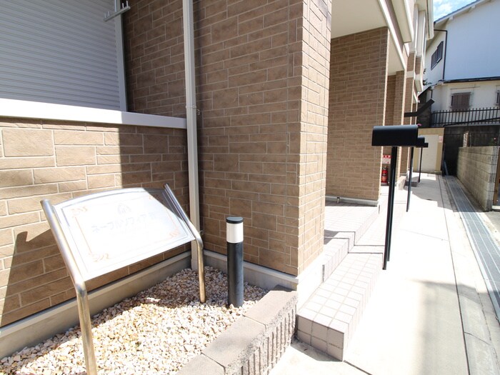 物件外観写真5　(エントランス部分)