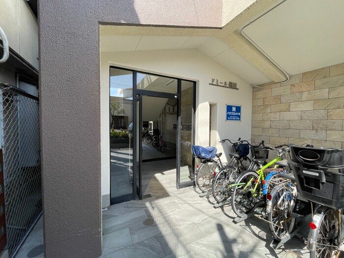 物件外観写真3　(エントランス部分)