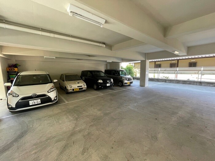 物件外観写真4　(駐車場)