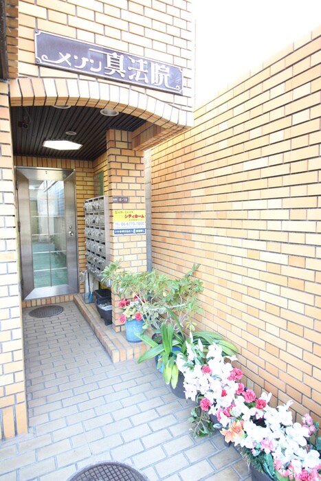 物件外観写真6　(エントランス部分)