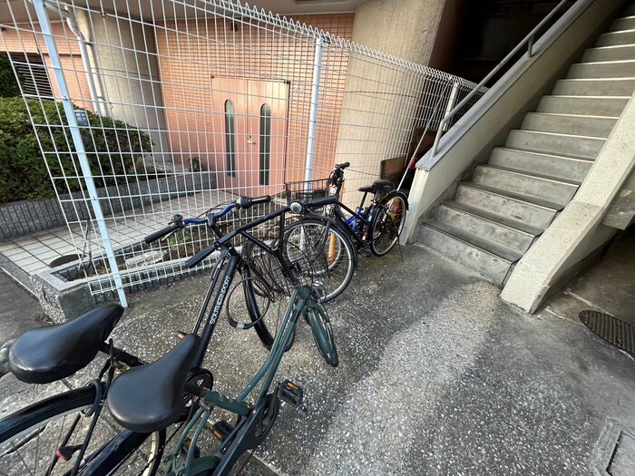 物件外観写真4　(駐輪場)