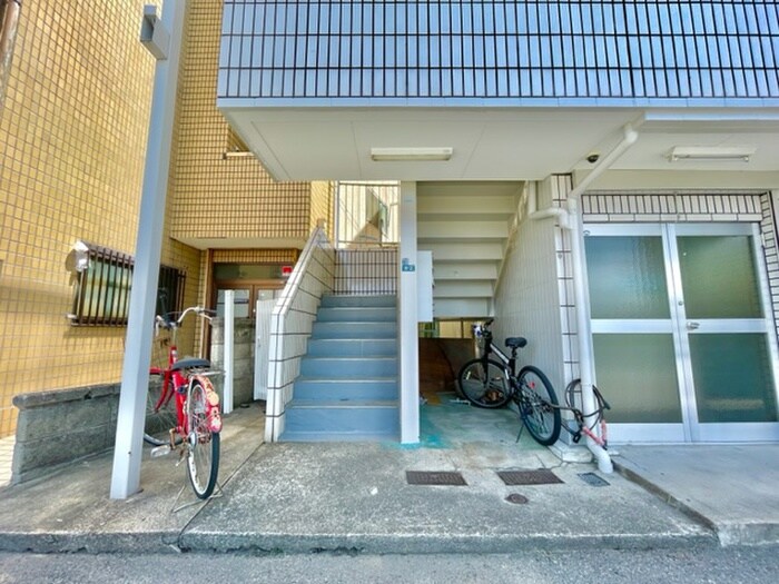 物件外観写真3　(エントランス部分)