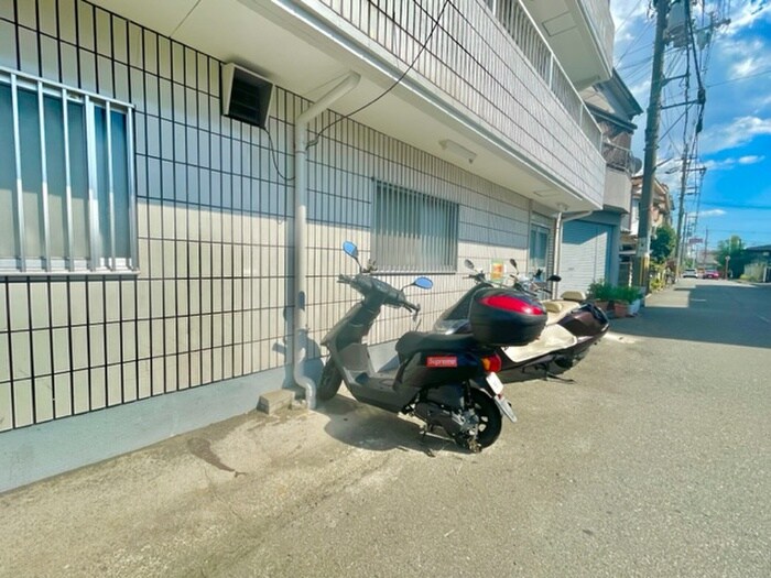 物件外観写真6　(バイク置き場)