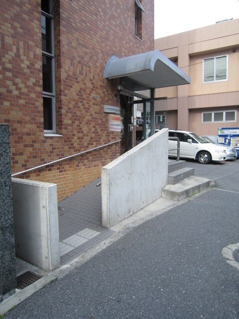 物件外観写真3　(エントランス部分)