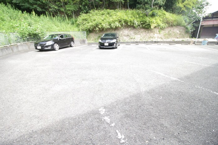 物件外観写真4　(駐車場)