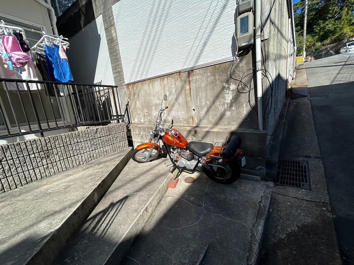 物件外観写真3　(バイク置き場)