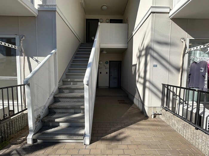 物件外観写真4　(エントランス部分)