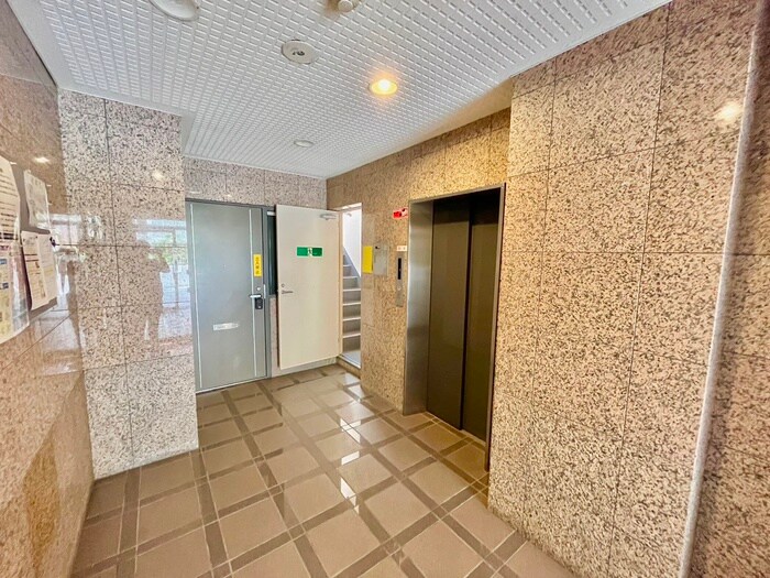 物件外観写真4　(エントランス部分)