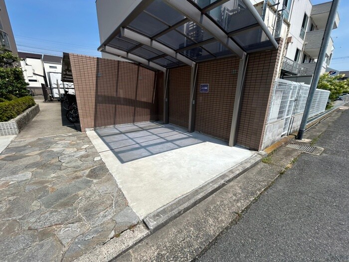 物件外観写真6　(バイク置き場)