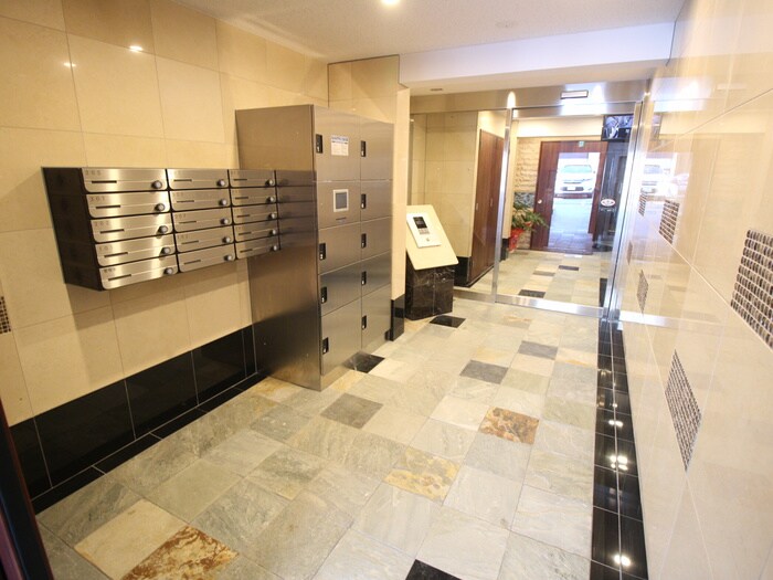 物件外観写真2　(エントランス部分)