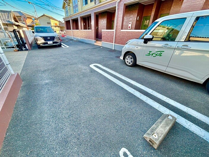 物件外観写真4　(駐車場)