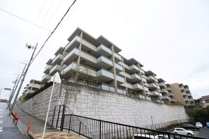 ｸﾚｳﾞｨｱ緑地公園ｻﾞ･ﾚｼﾞﾃﾞﾝｽ(212)外観写真