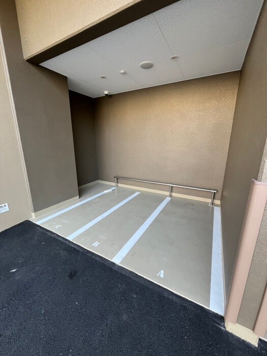 物件外観写真5　(バイク置き場)