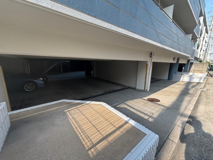 物件外観写真3　(駐車場)