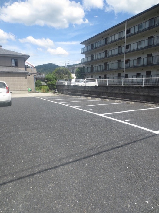 物件外観写真3　(駐車場)