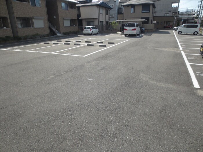 物件外観写真6　(駐車場)