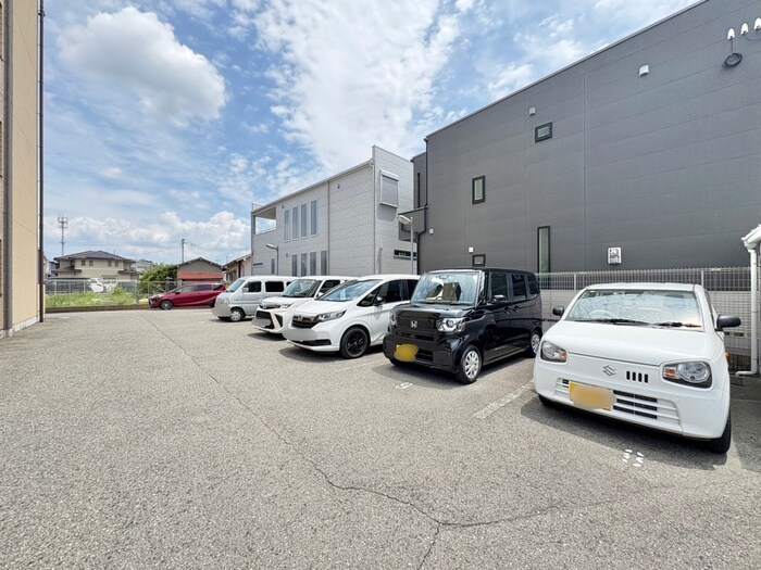 物件外観写真3　(駐車場)