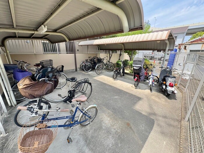 物件外観写真4　(駐輪場)
