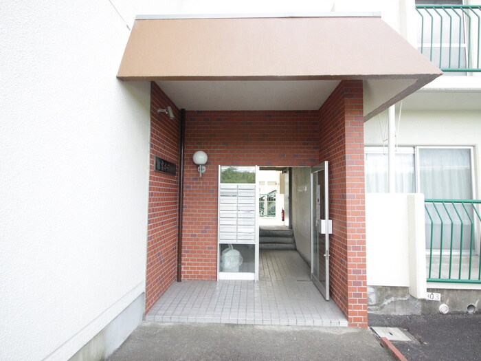 物件外観写真2　(エントランス部分)