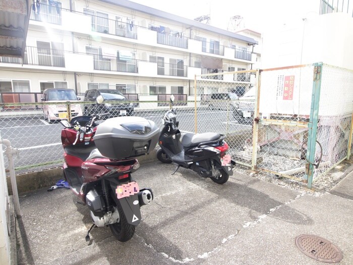 物件外観写真5　(バイク置き場)