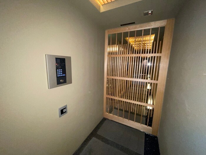 物件外観写真4　(エントランス部分)