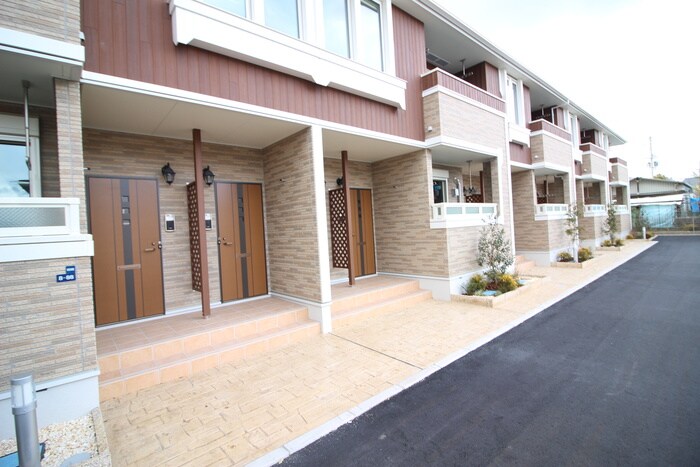 物件外観写真3　(エントランス部分)